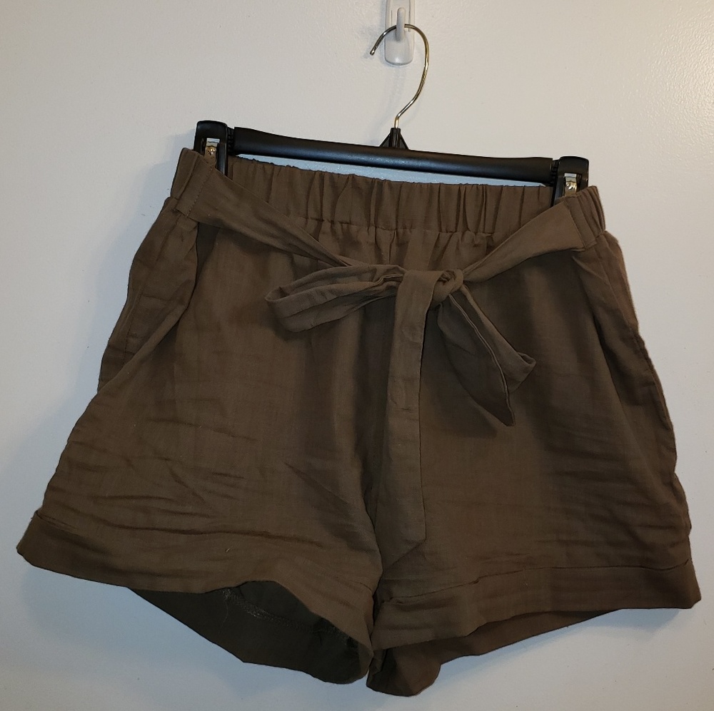 🌻 NWOT Paper Bag Shorts Green